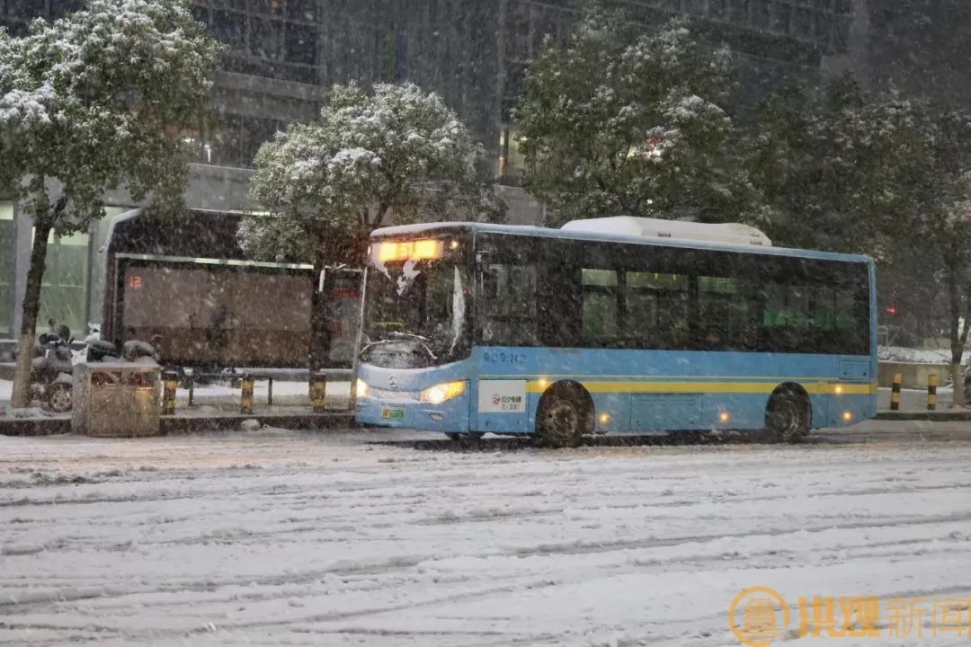 南昌暴雪一夜“白头”！城市道路有积雪 注意路况安全