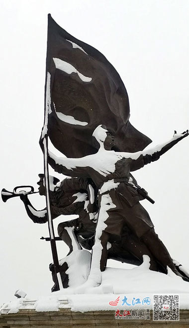 南昌建军雕塑广场上“战士”个个身披银装。