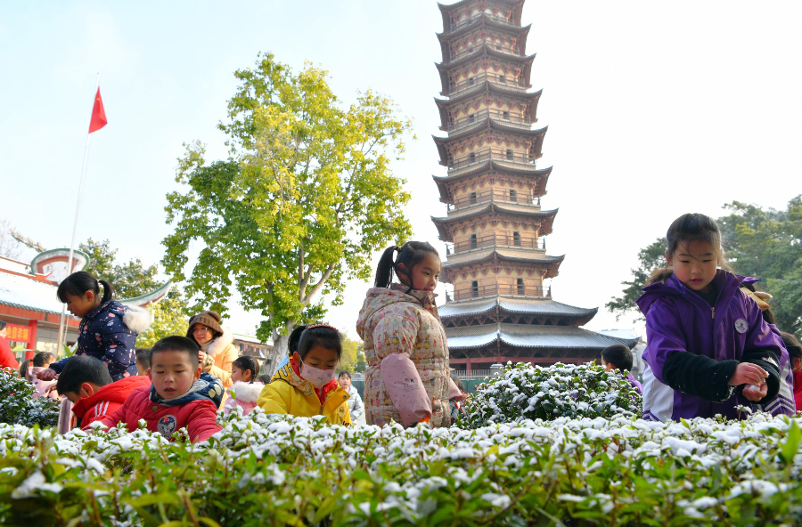 厚德路小学的学生们在校园里赏雪、玩雪。