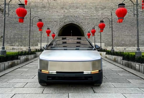 特斯拉Cybertruck现身西安:古城墙下拍照意外和谐