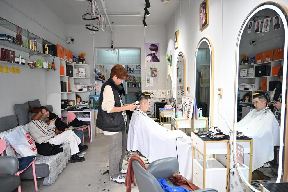 1月26日,当地居民在阿合奇县的一家理发店排队理发。新华社记者 李响 摄