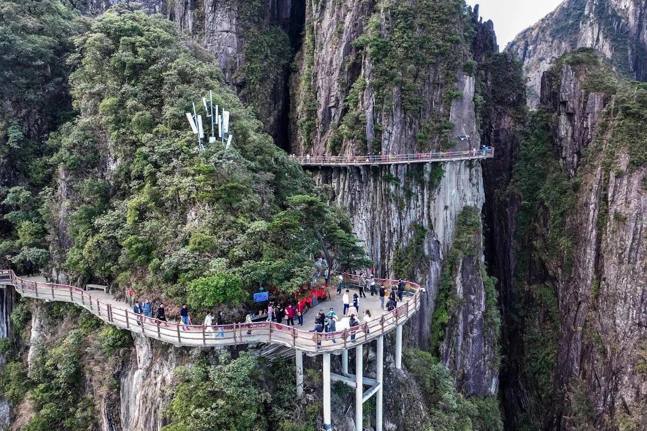 △游客在宜章县莽山旅游区游览观光。
