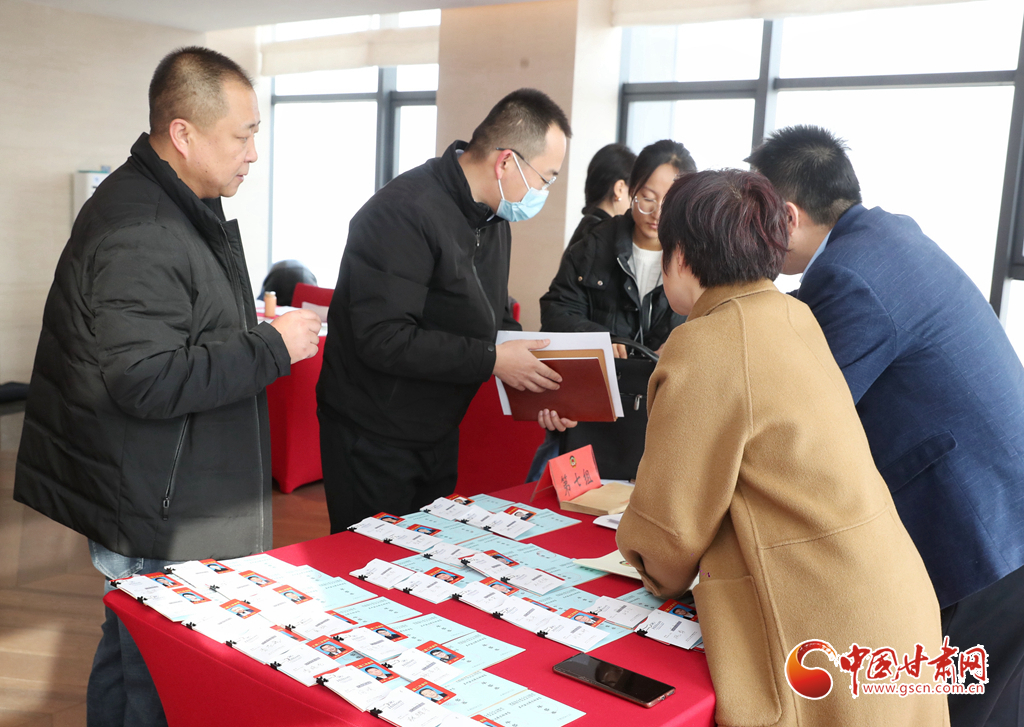代表委员带着“甘”货赴盛会　履职日记里写满民生事