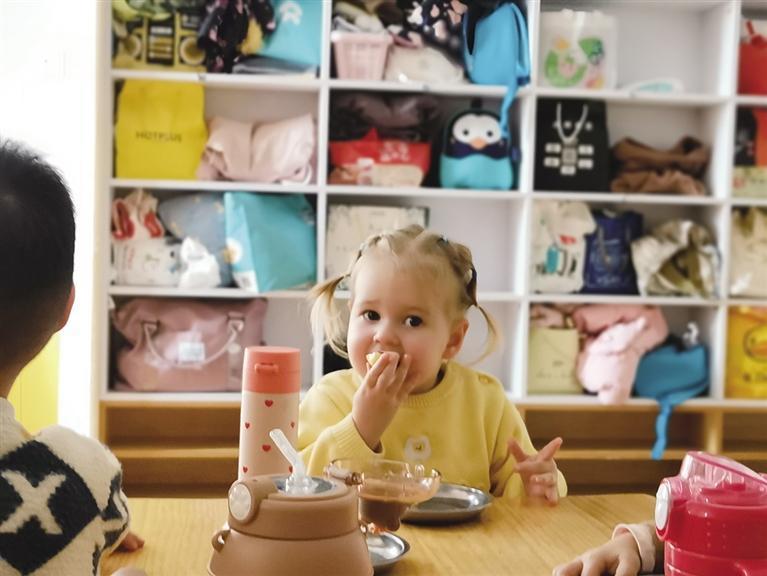 托育中心里孩子们在吃午饭