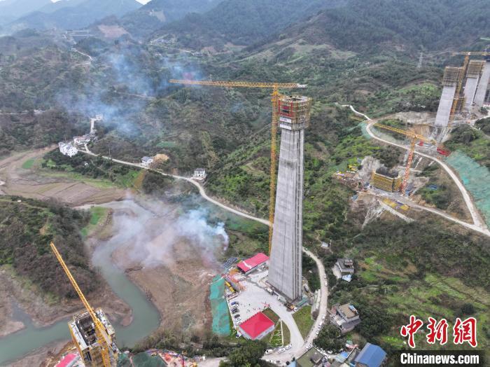 图为渝万高铁蔡家沟双线特大桥15#墩。(中国铁建大桥工程局有限公司供图)
