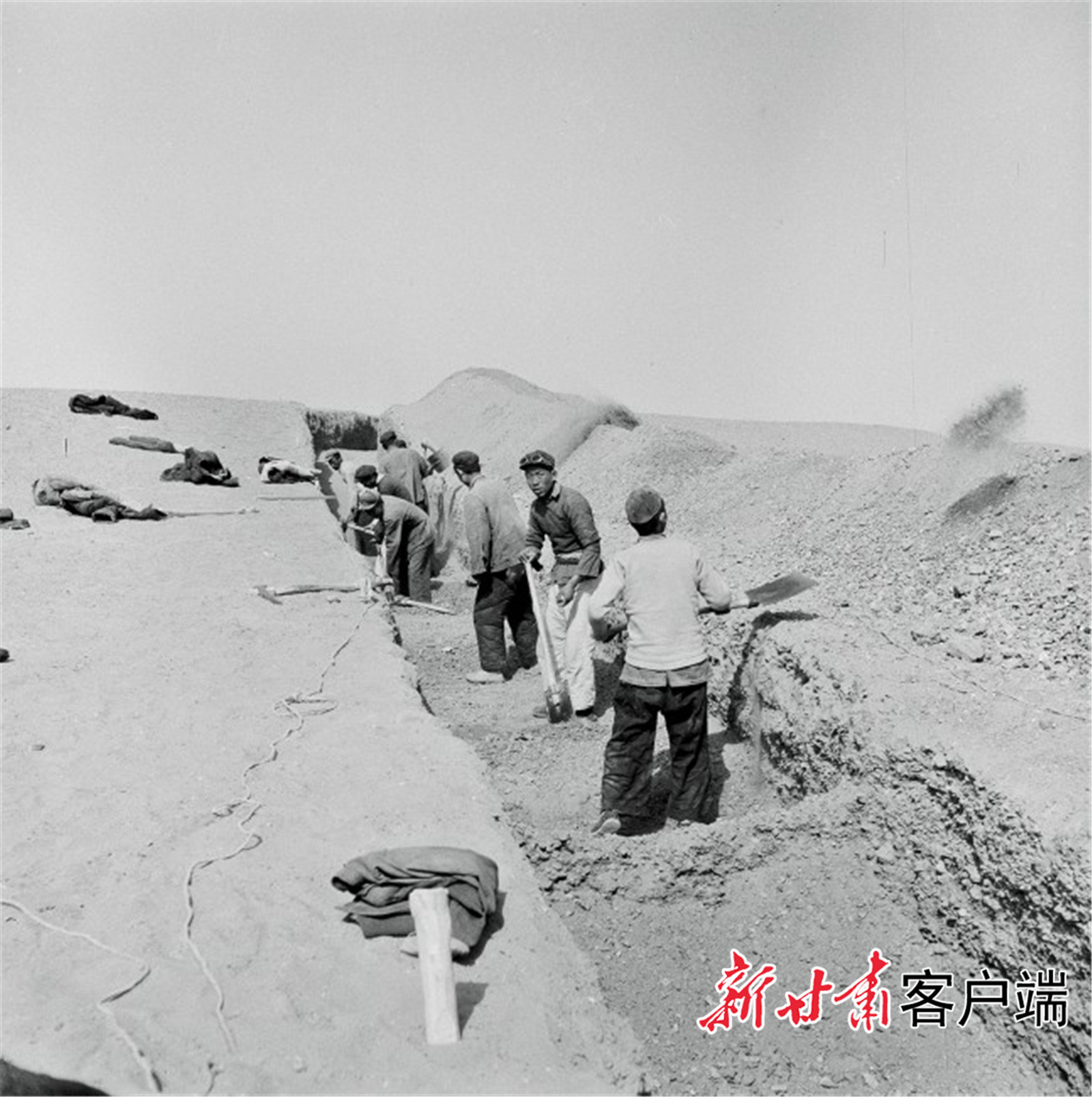 生物治沙,砾石压沙,尼龙网挡沙……针对莫高窟风沙侵蚀危害,敦煌研究