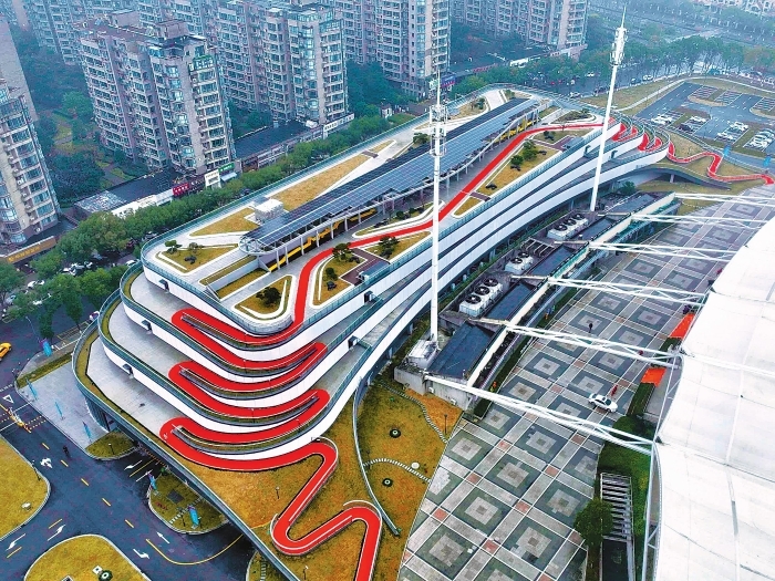 全市首个立体式公共充电站投运