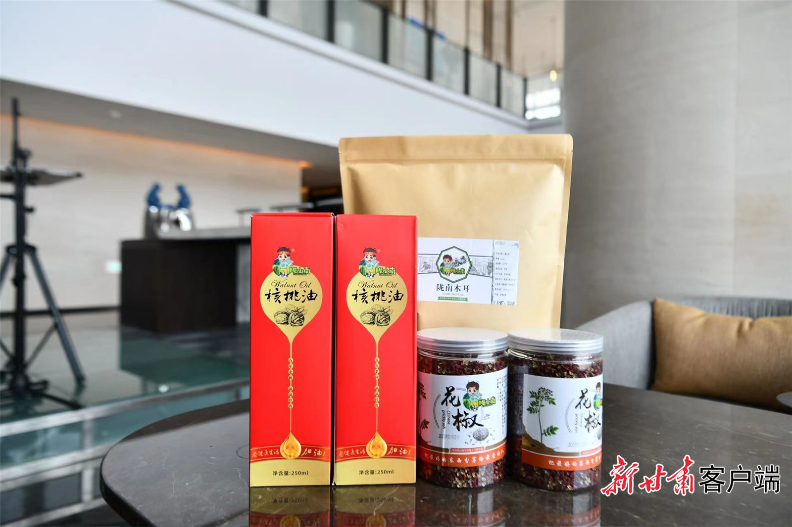 经过深加工，陇南农特产品成了可以在市场流通的商品。