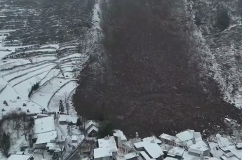昭通镇雄群众多天前发现山体开裂 山体附近有煤矿开采 当地以前多次发生爆响震动现象