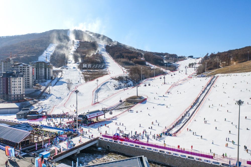 这是2023年11月26日拍摄的中国吉林省万峰通化滑雪度假区（航拍照片）。 新华社发（王闯摄）