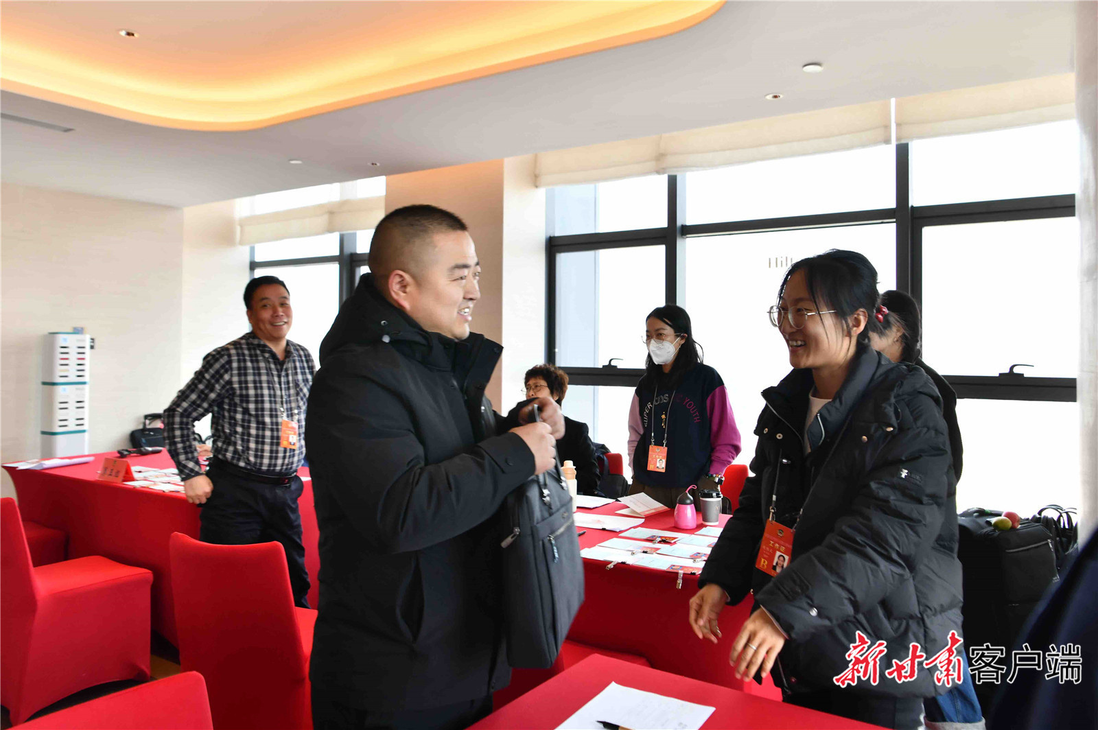 省政协委员赵武强向大会报到