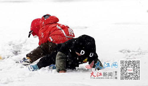 孩子们在雪地上开心地嬉戏。