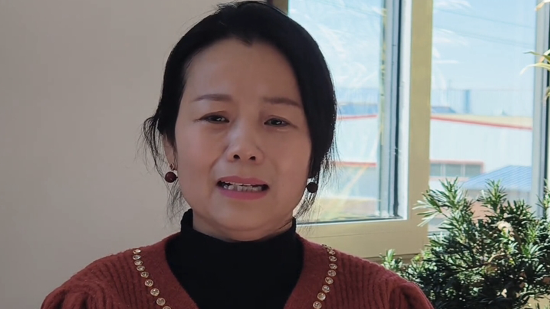 17年前被入室抢走的姜甲儒找到了！认亲现场母亲哭到休克：“即将高考，孩子很懂事”