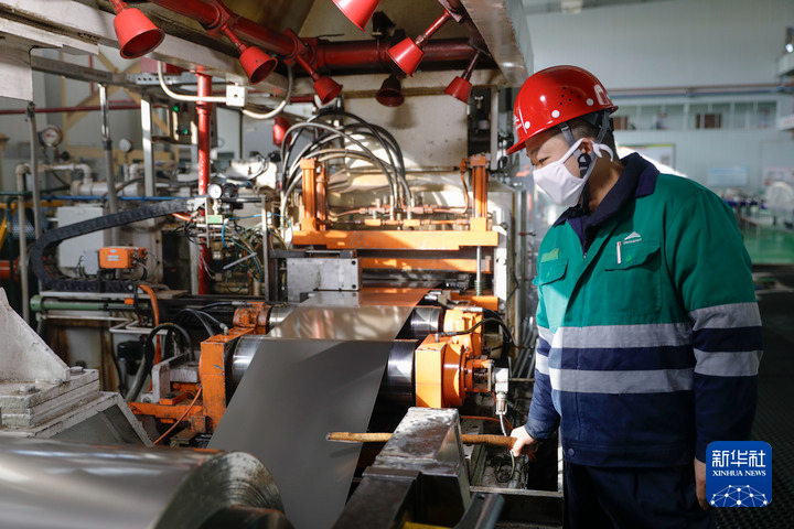 1月22日，在甘肃省金昌市金川集团镍合金有限公司，轧机主操手王威正在轧制手撕镍带。新华每日电讯记者　方欣　摄