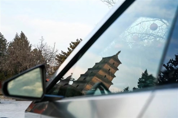 特斯拉Cybertruck现身西安:古城墙下拍照意外和谐