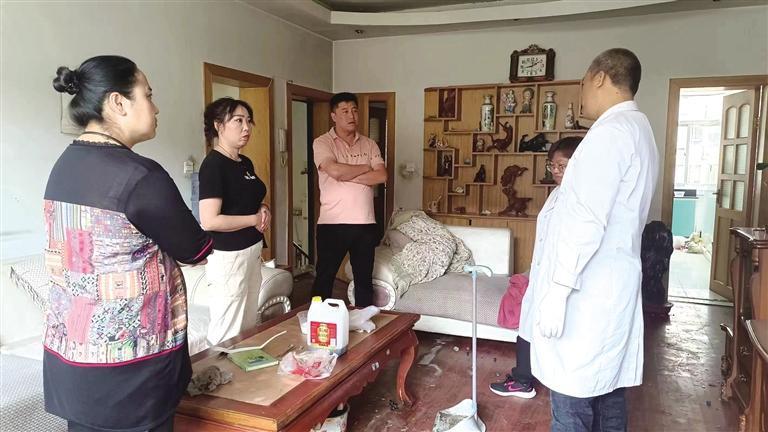 杨桂梅（左二）