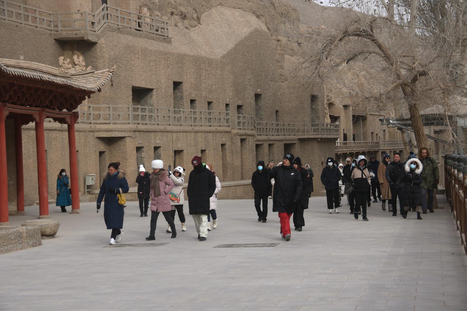 游客在世界文化遗产敦煌莫高窟参观