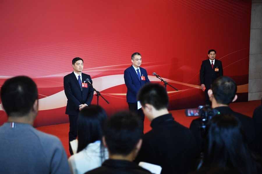 1月28日上午，河南省人民会堂，河南省人大代表李文初（上左一）、李新（上左二）亮相“代表通道”，回答记者提问。