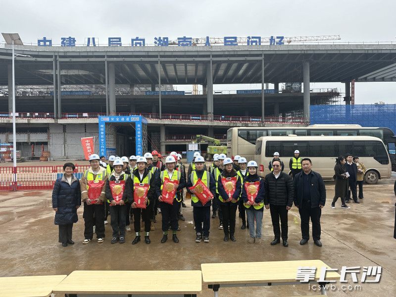 活动现场对项目建设者进行了慰问。