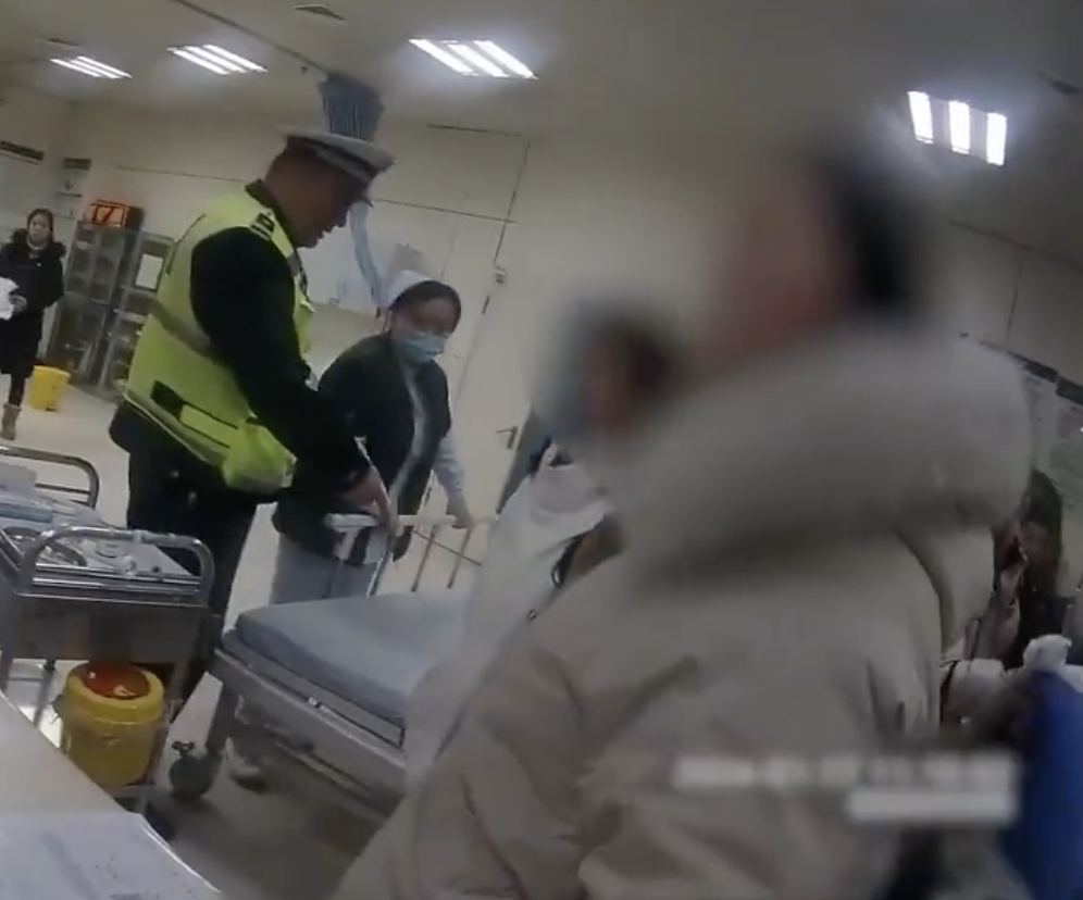 安徽一女生与同学闹矛盾回家吞下一瓶药 民警送医