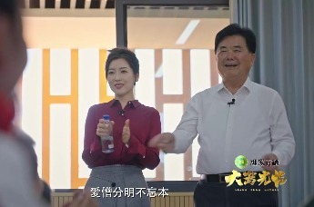 倪永培和小朋友共同歌颂雷锋，一起唱响学习雷锋