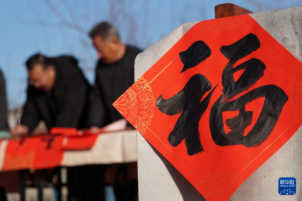 1月28日，书法爱好者在河北省巨鹿县西郭城村书写廉政题材春联。