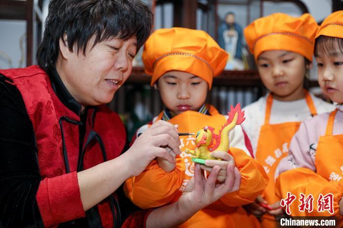 1月31日，李会青正指导孩子们制作龙形面塑。陈康 摄