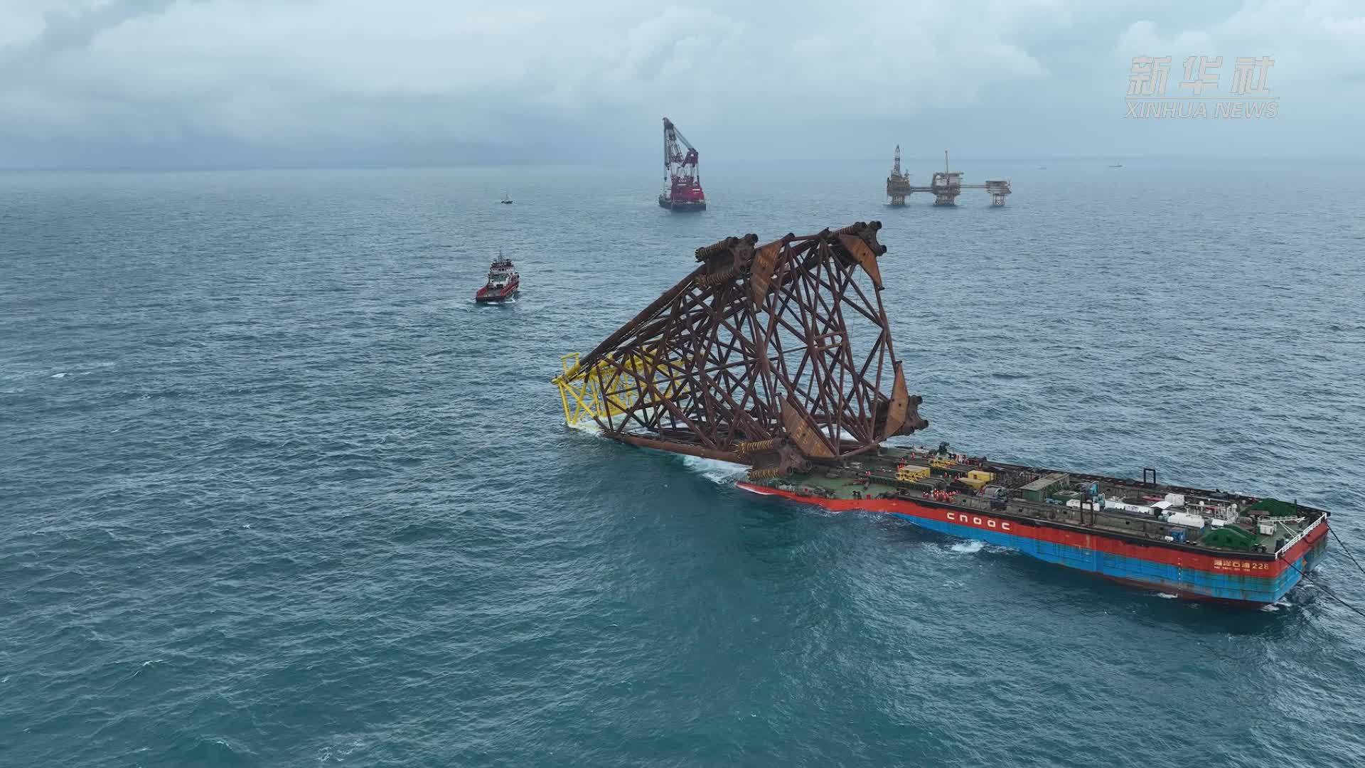 “深海一号”二期工程导管架成功滑移下水并精准就位_凤凰网视频_凤凰网