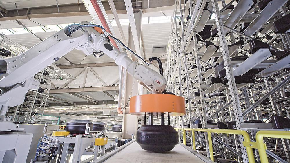 吉林玲珑轮胎有限公司车间内，无人机械手在工作。