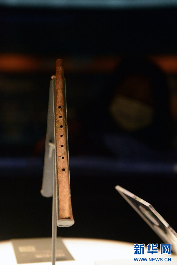1月25日,河南省漯河市舞阳县贾湖遗址博物馆陈列的贾湖骨笛。