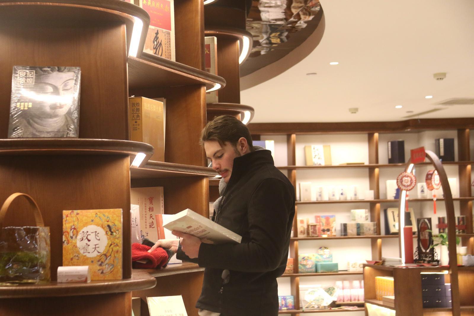 游客在敦煌书局阅读书籍