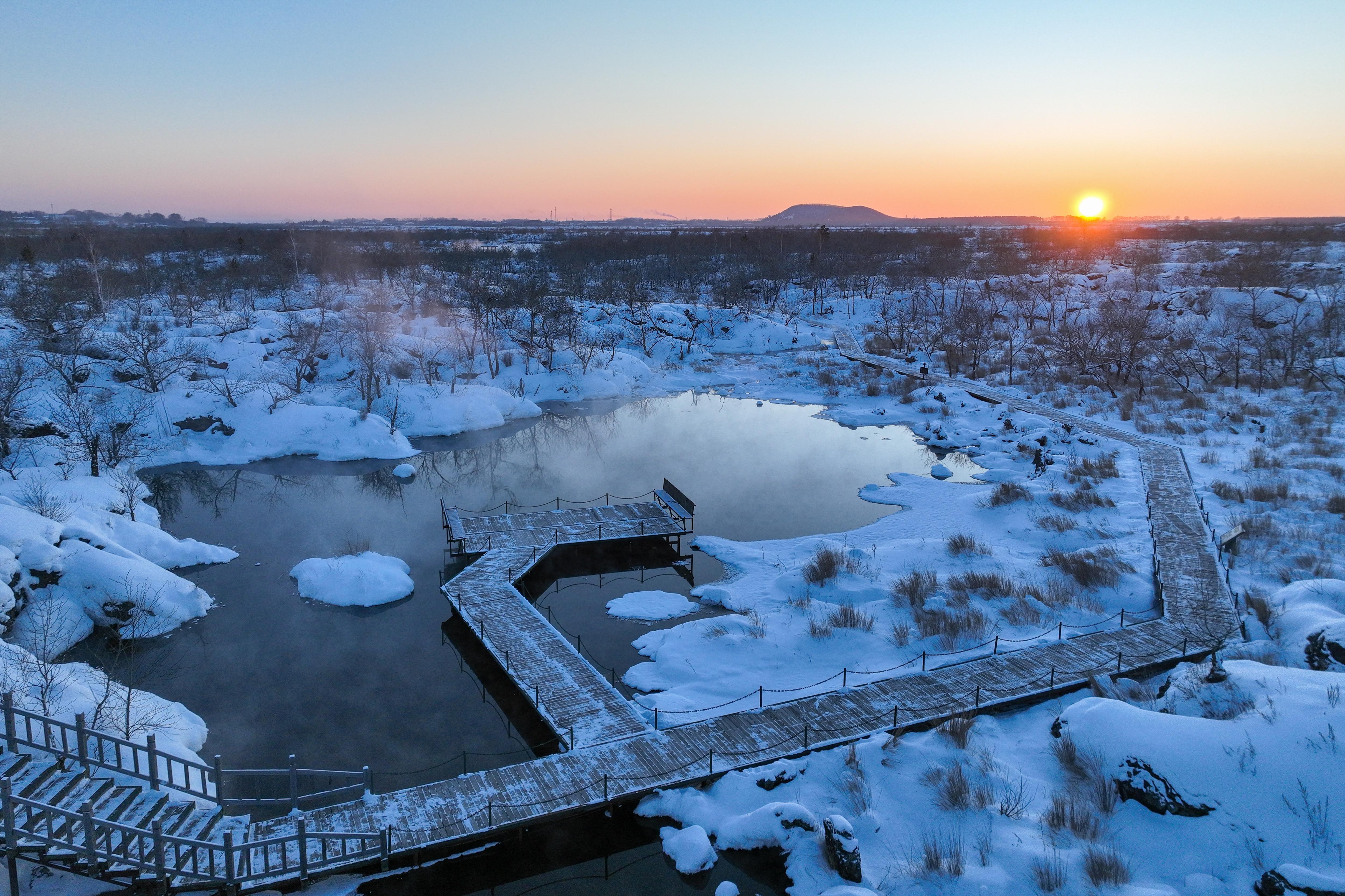 冬天的公园雪景图图片