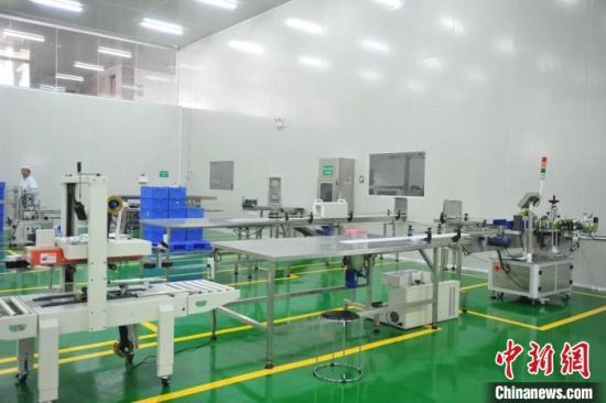 图为江西德煦实业有限公司生产车间。南昌经开区融媒体中心供图