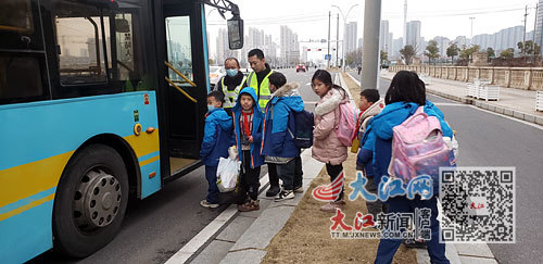 学生放学后乘坐定制公交专线回家。本报全媒体记者 蔡颖辉摄