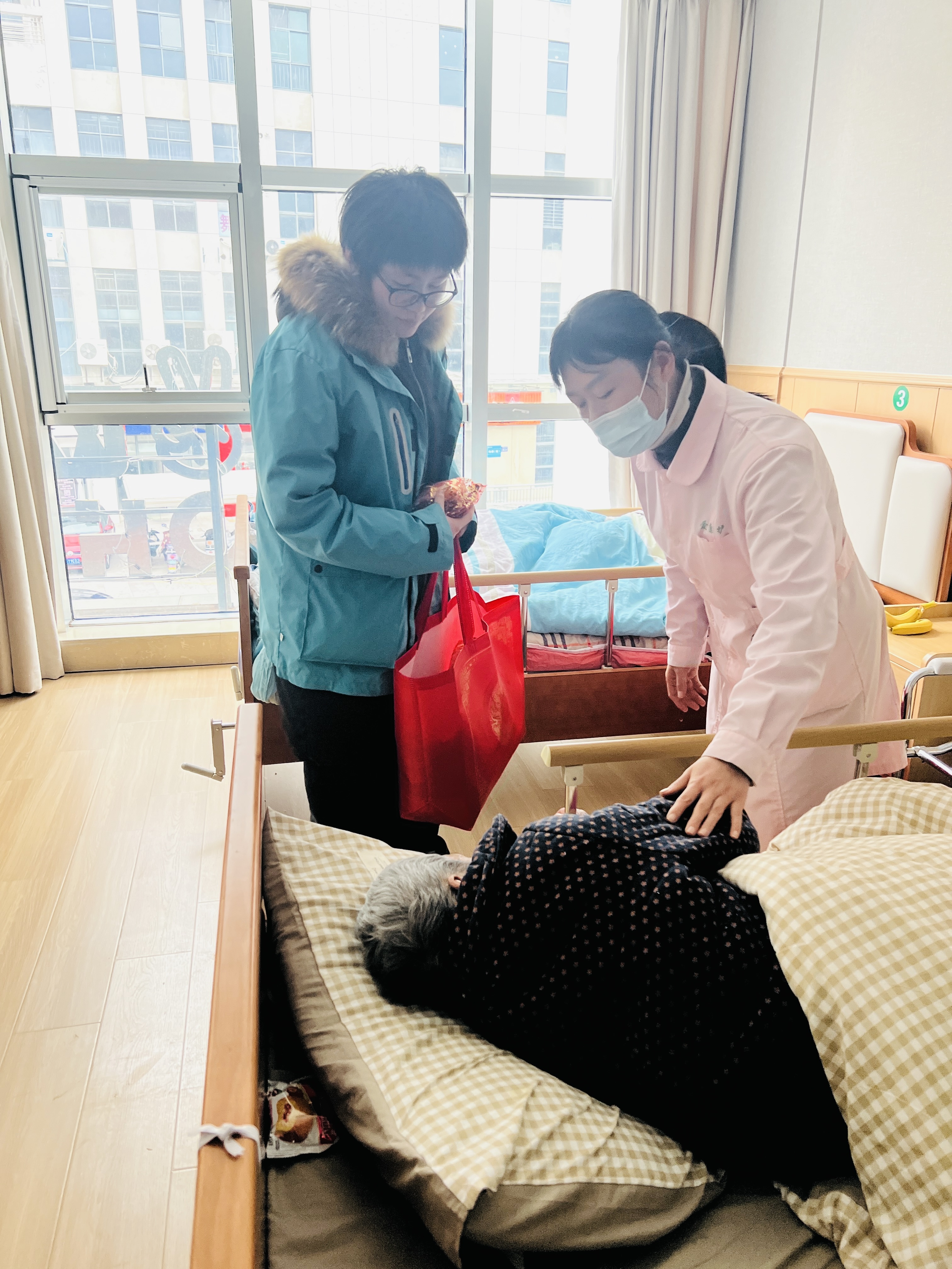 情系养老院  冬日送温暖  ——合肥46中八(1)班开展“践行志愿服务，勇担时代责任”寒假社会实践活动