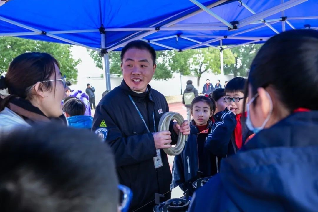 杭州市钱塘区新围小学开展迎寒假体验式安全主题游园活动
