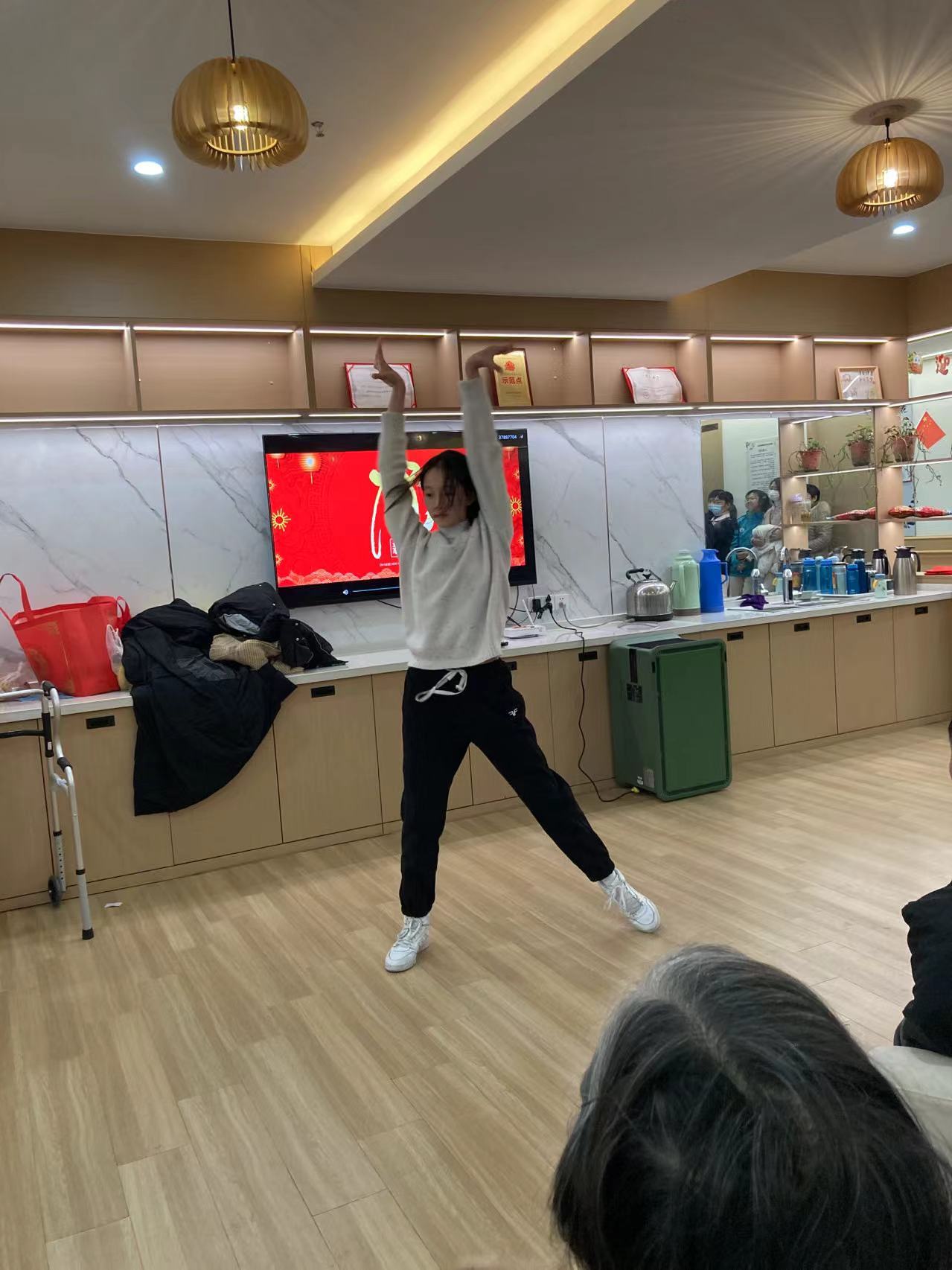 情系养老院  冬日送温暖  ——合肥46中八(1)班开展“践行志愿服务，勇担时代责任”寒假社会实践活动