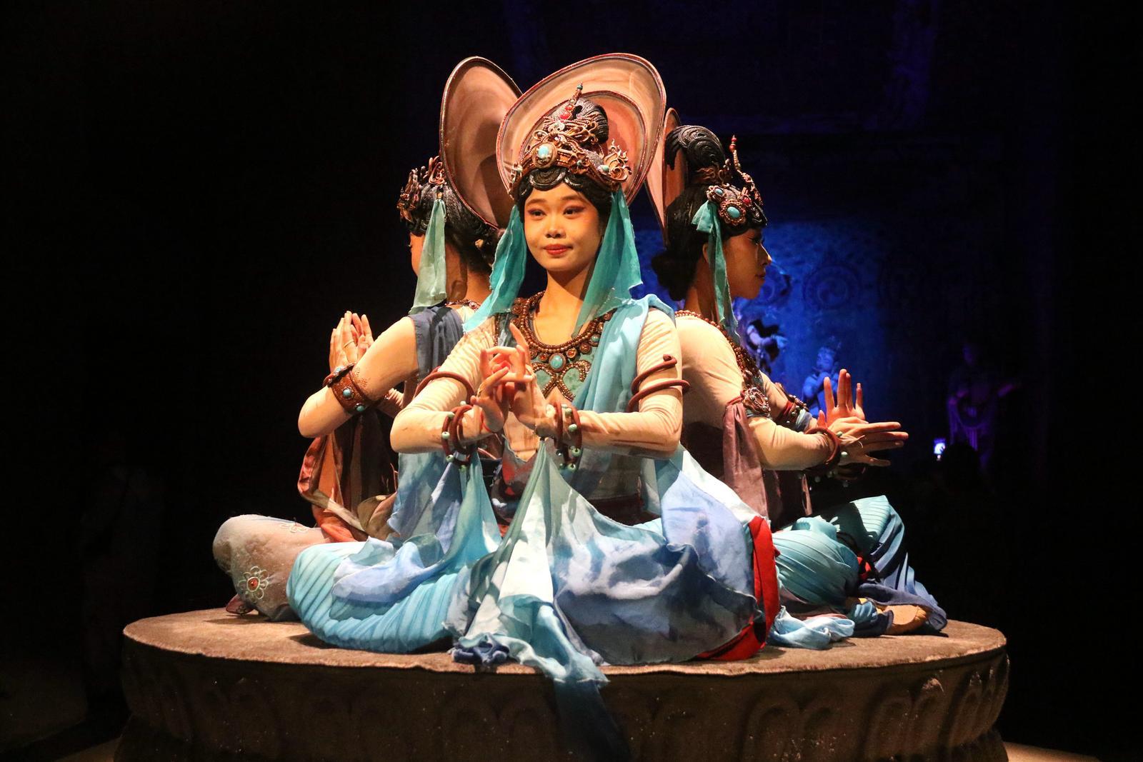 游客在敦煌市鸣沙山月牙泉景区游览