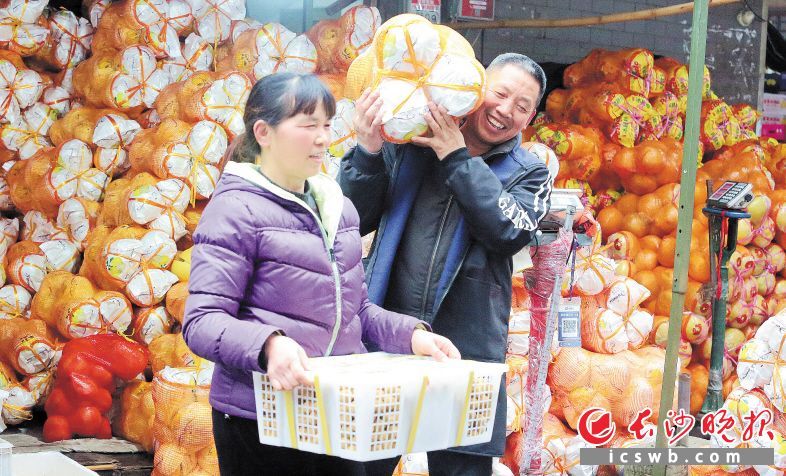 1月31日下午,到毛家桥水果批发市场购买水果的市民络绎不绝。据了解,毛家桥水果批发市场早早从全国各个水果产地挑选了50多个品种的优质水果供应年货市场,而价格同比普遍下降30%左右。 长沙晚报全媒体记者 贺文兵 摄