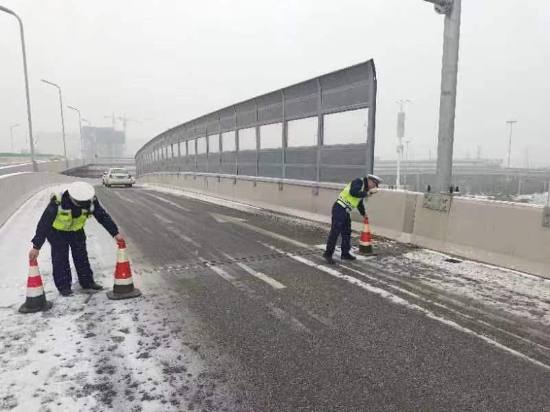 图说:部分高架桥交通管制。