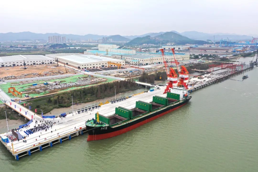 万吨级海轮长驱直入崖门出海航道,停靠在新启用的华津码头