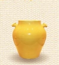 浇黄釉牺耳尊 明·弘治 故宫博物院藏 高32厘米,口径19厘米, 足径17.5厘米 “黄承天德,最盛淳美。”“黄”“皇”谐音,象征皇家尊贵,黄釉瓷仅限御用。弘治浇黄釉娇嫩如鸡油蜜蜡,光亮似一泓清水,是历史上最负盛名的黄釉品种。