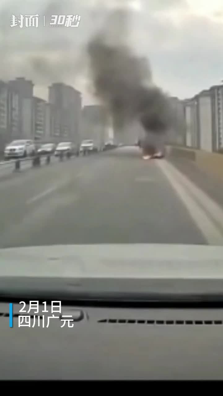 30秒电瓶车起火燃烧网约车司机飞奔扑火救人