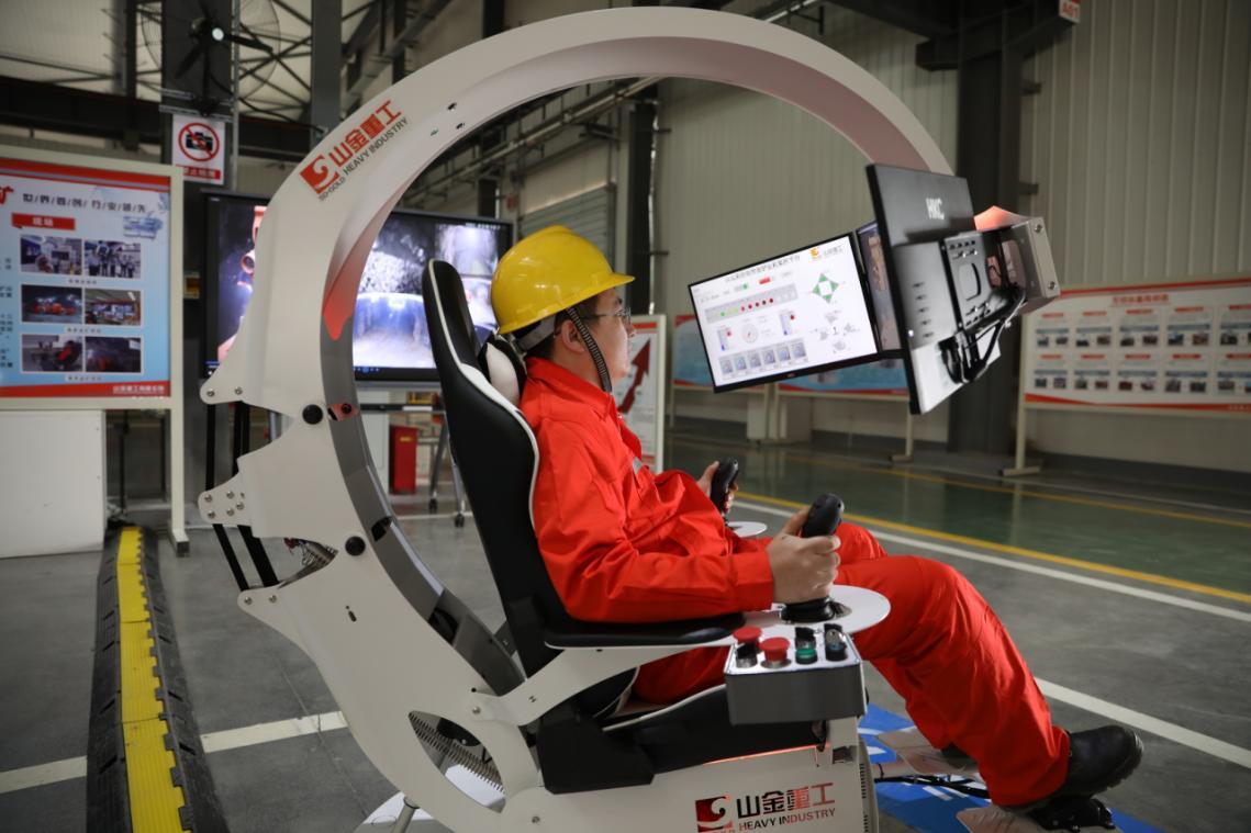 5G远程控制智能铲运机