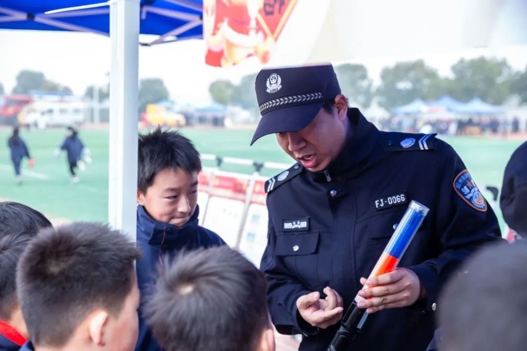 杭州市钱塘区新围小学开展迎寒假体验式安全主题游园活动