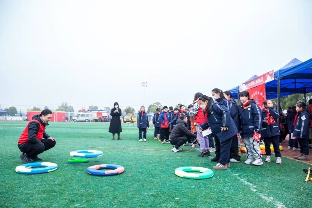 杭州市钱塘区新围小学开展迎寒假体验式安全主题游园活动