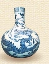 青花云龙纹天球瓶 明·永乐 故宫博物院藏 高43.2厘米,口径9.4厘米, 足径16.5厘米 皇权国威的象征,明初经典器形。啸于九天的青花龙游弋于云海之间,雄浑饱满的天球瓶似浩瀚宇宙,完美烘托云龙气势,将王权国威的大气庄严体现得淋漓尽致。