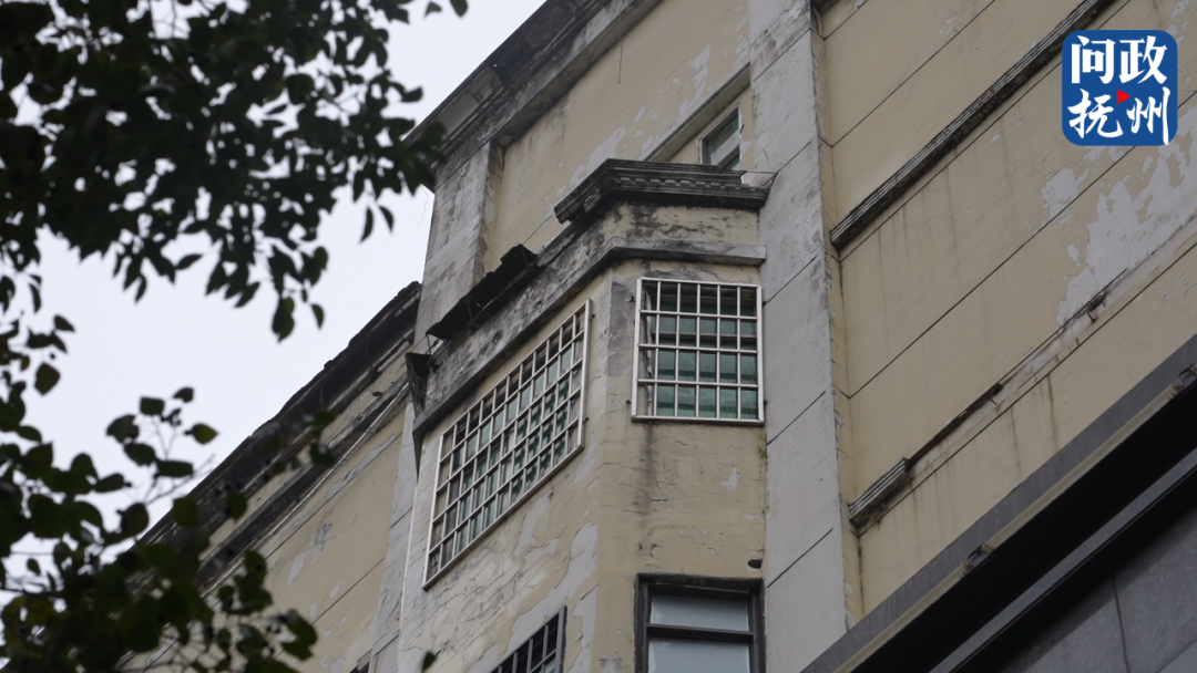 天降惊吓！抚州一小区外墙装饰砖脱落 砸坏路边车辆