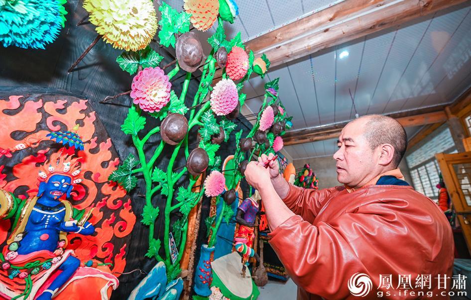 天祝酥油花制作人尕藏更登正在制作酥油花