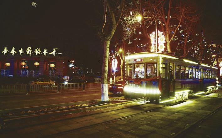 54路文旅专列行驶在长春电影制片厂门前。 张扬 摄